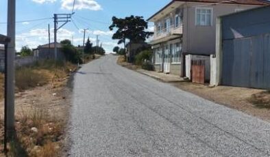Köy yollarında sathi kaplama çalışmaları sürüyor