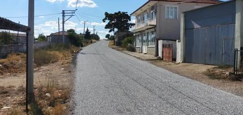 Köy yollarında sathi kaplama çalışmaları sürüyor
