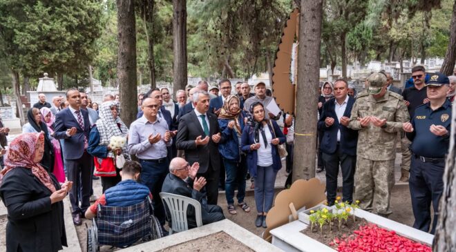 Şehitler kabirleri başında anıldı
