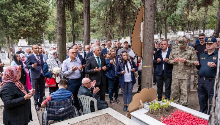 Şehitler kabirleri başında anıldı