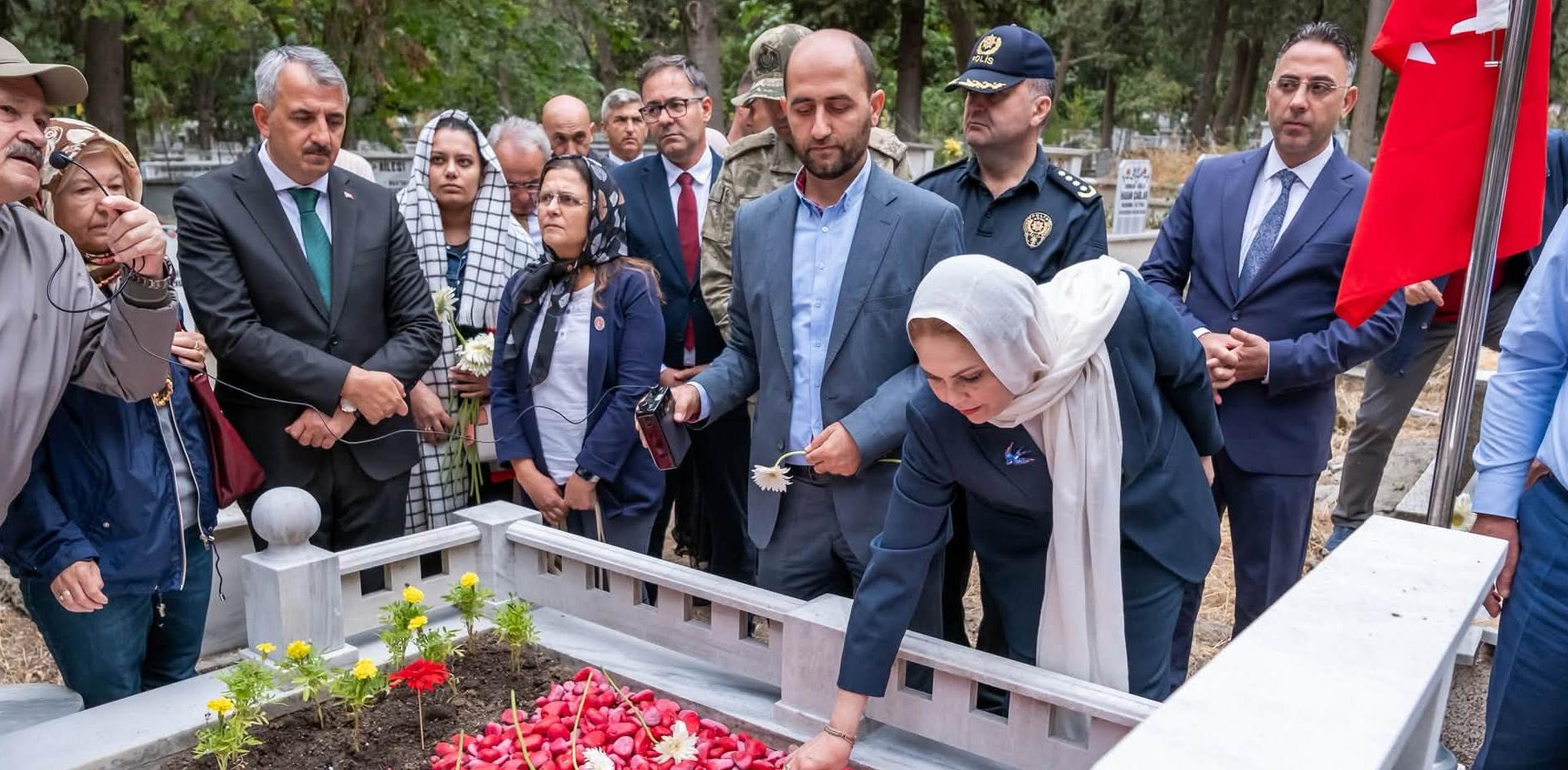 Şehitler kabirleri başında anıldı
