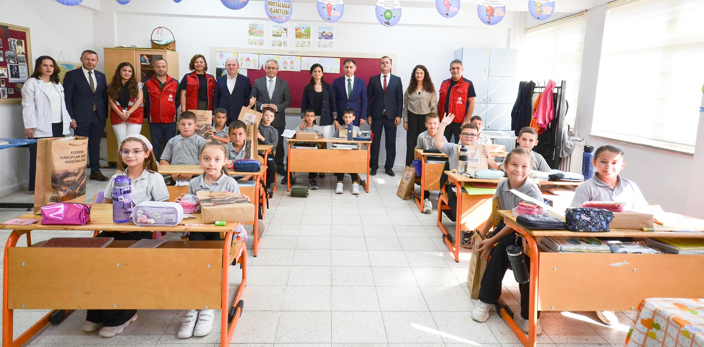 Vakıflardan okul kütüphanelerine kitap