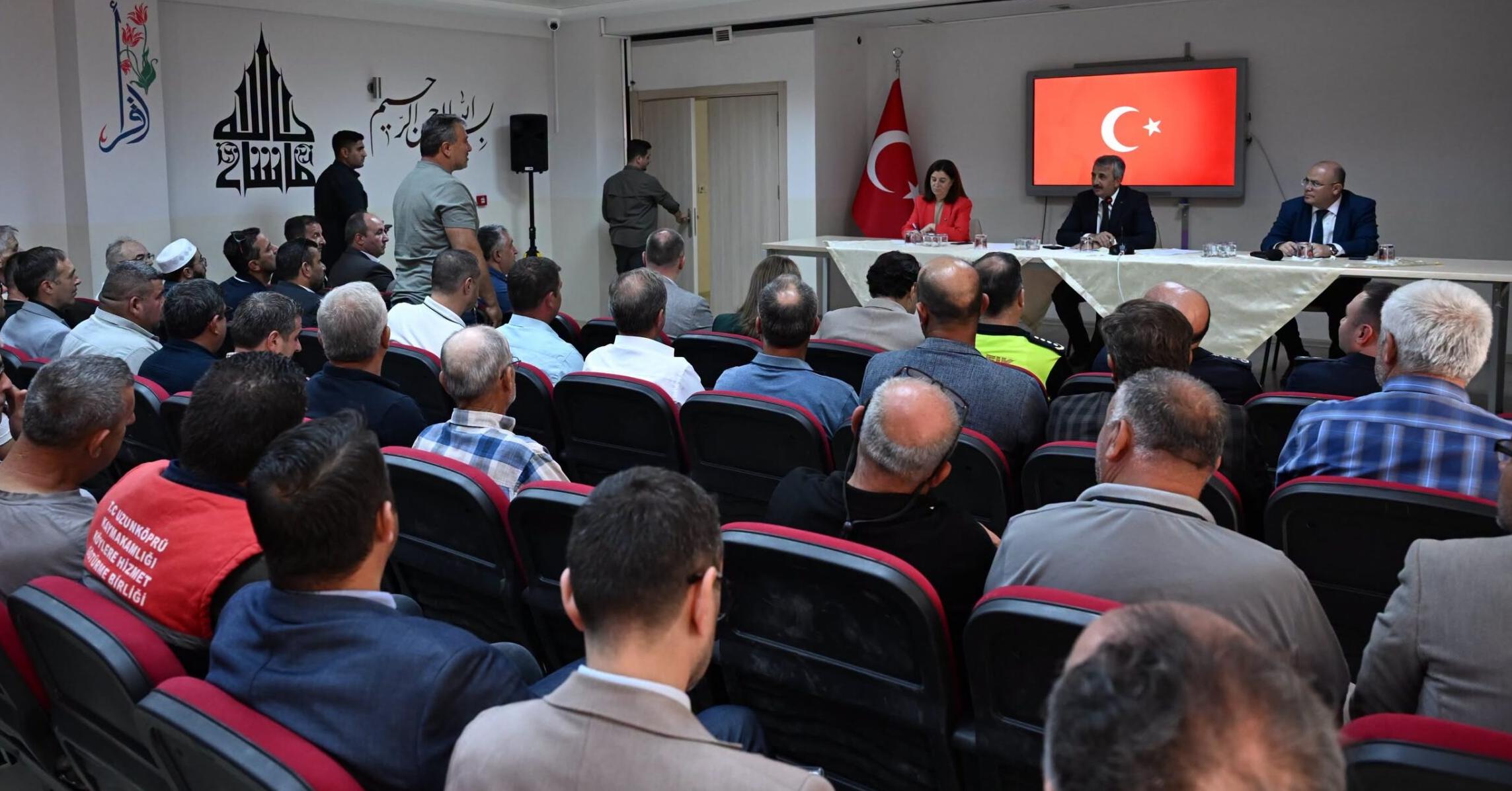 Vali Sezer, muhtarlarla bir araya geldi