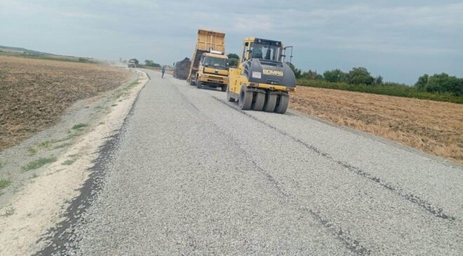 Yol çalışmaları sürüyor