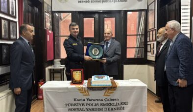 93 yaşındaki emekli başkomisere plaket