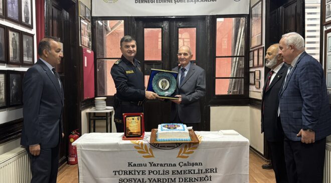 93 yaşındaki emekli başkomisere plaket