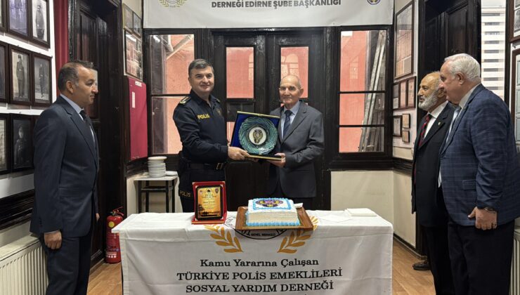93 yaşındaki emekli başkomisere plaket