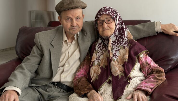 Farklı huzurevlerinde yaşayan anne ve oğulun hasret buluşması