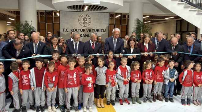 Bakan Ersoy, kütüphaneyi açtı