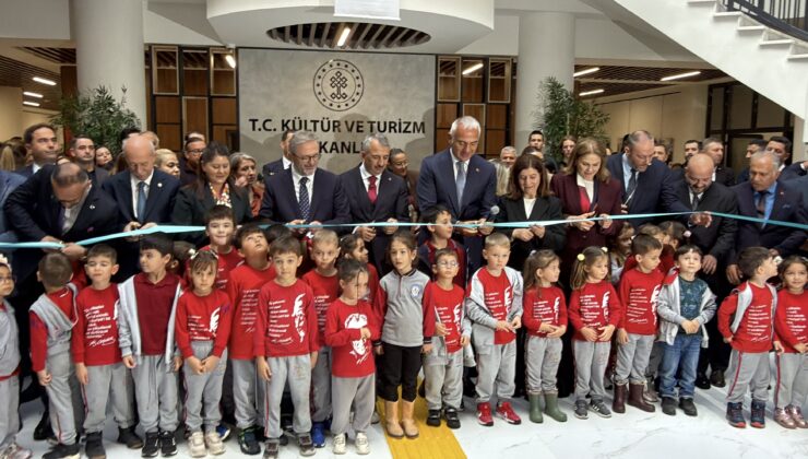 Bakan Ersoy, kütüphaneyi açtı