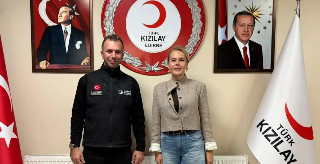 Depremzede öğrenciden Kızılay’a ziyaret