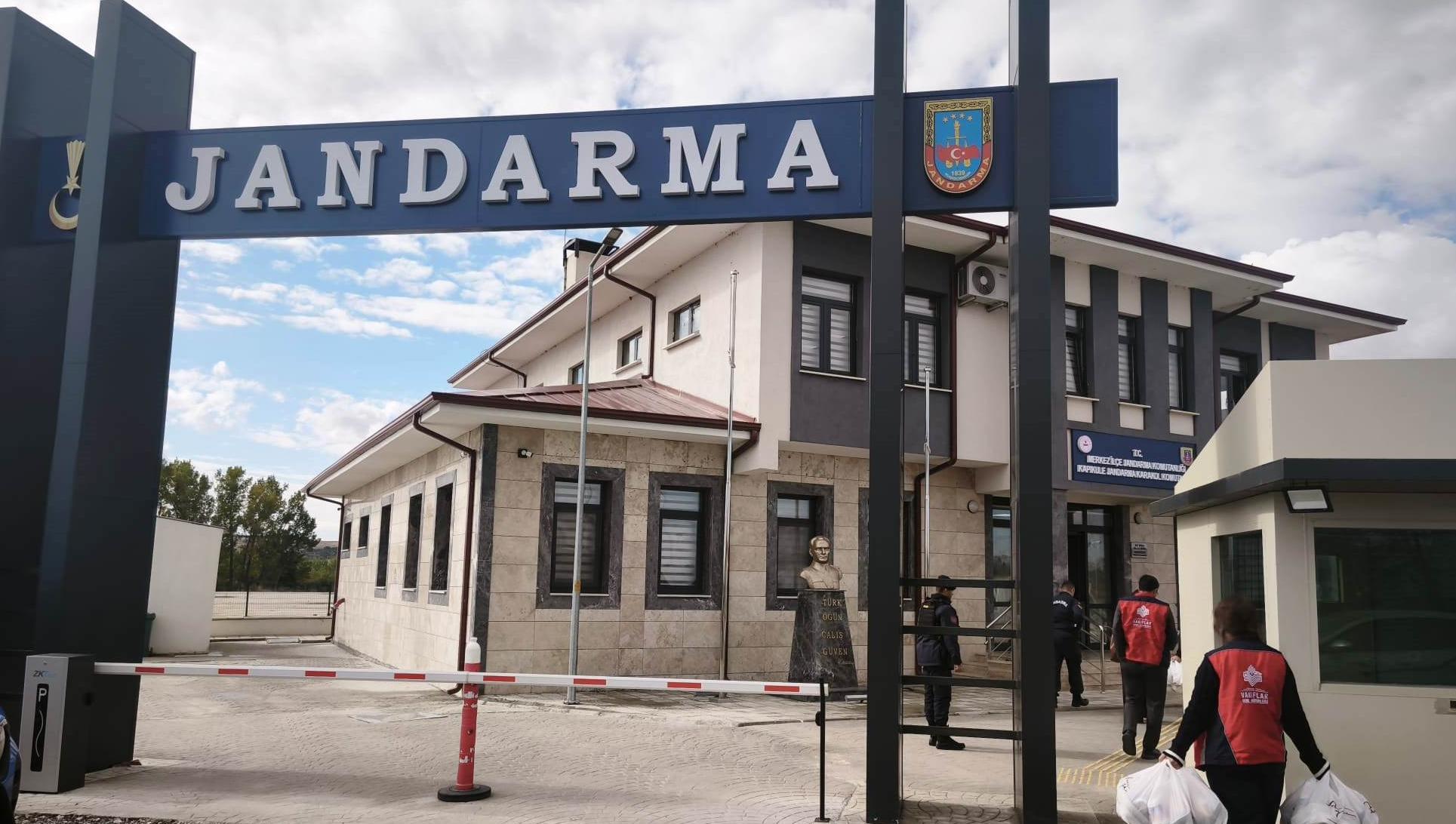 Emniyet ve Jandarma personeline anlamlı ikram