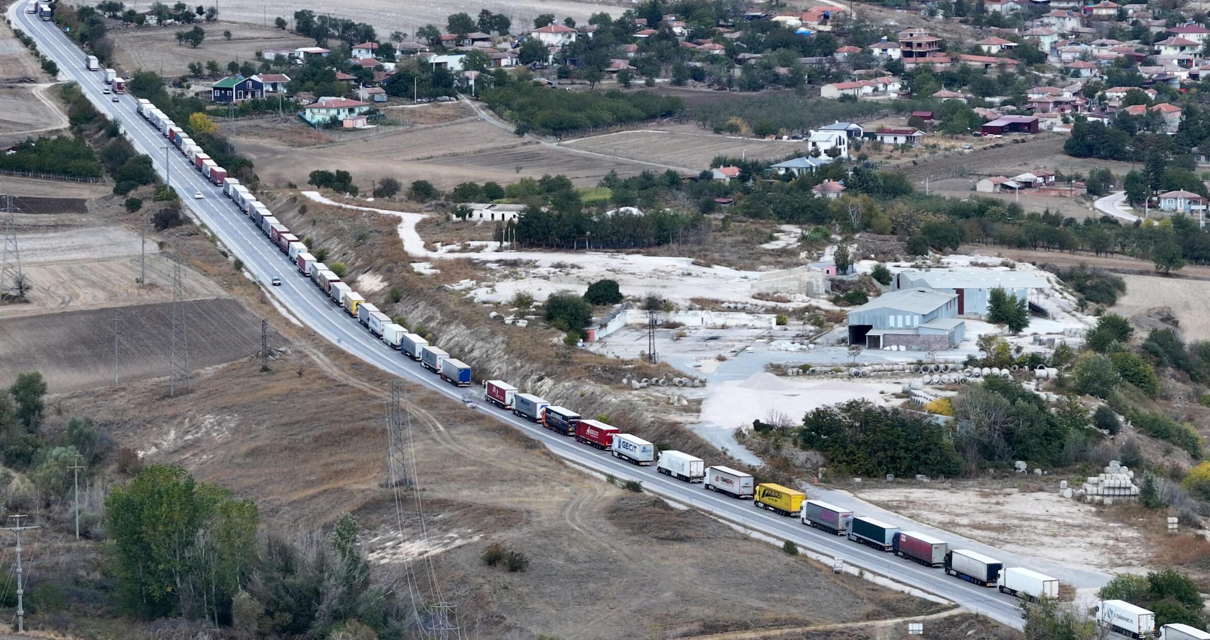 Hamzabeyli’de 27 kilometrelik TIR kuyruğu