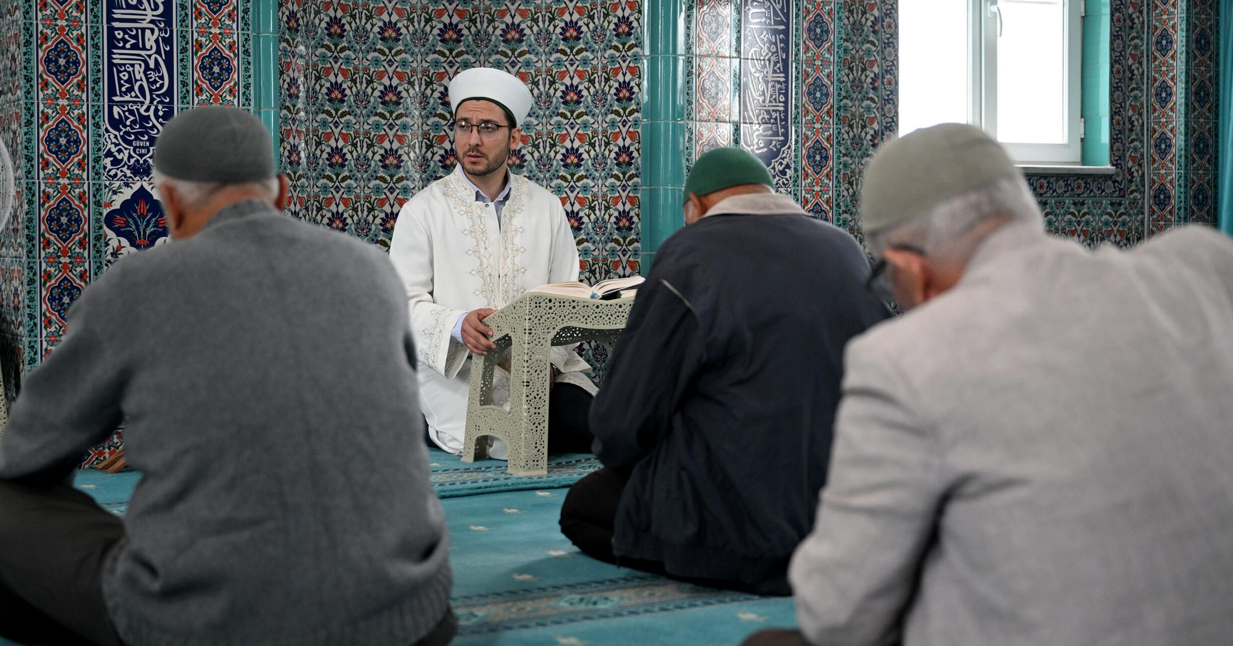 Hüsnühat sanatını genç nesillere aktarıyor