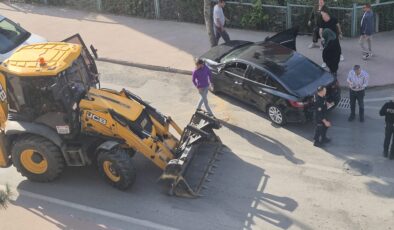 Kaza yapmamak için ağaca çarptı