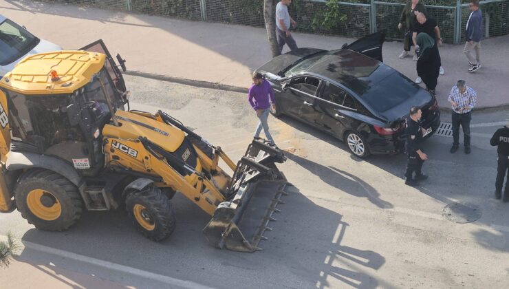 Kaza yapmamak için ağaca çarptı