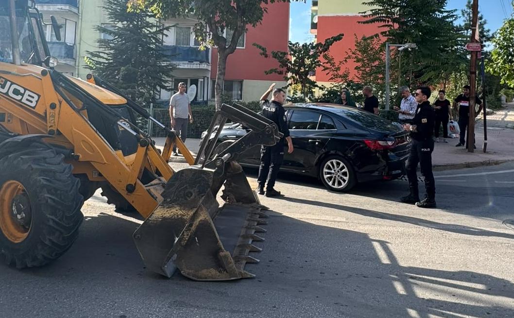Kaza yapmamak için ağaca çarptı