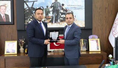 Köse’den Toğantimur’a plaket