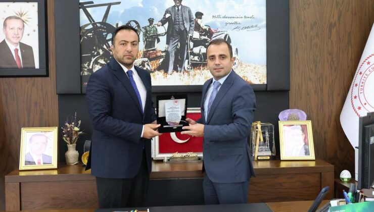 Köse’den Toğantimur’a plaket