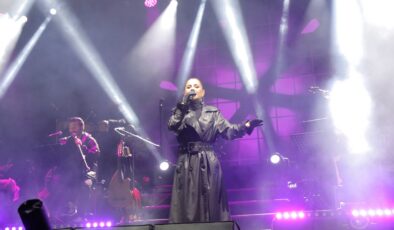 Merve Özbey’den Cumhuriyet konseri
