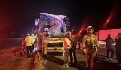 Tur otobüsü TIR’la çarpıştı