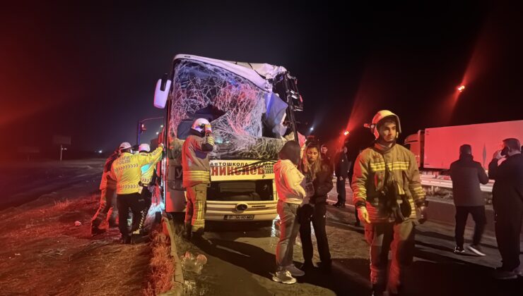 Tur otobüsü TIR’la çarpıştı