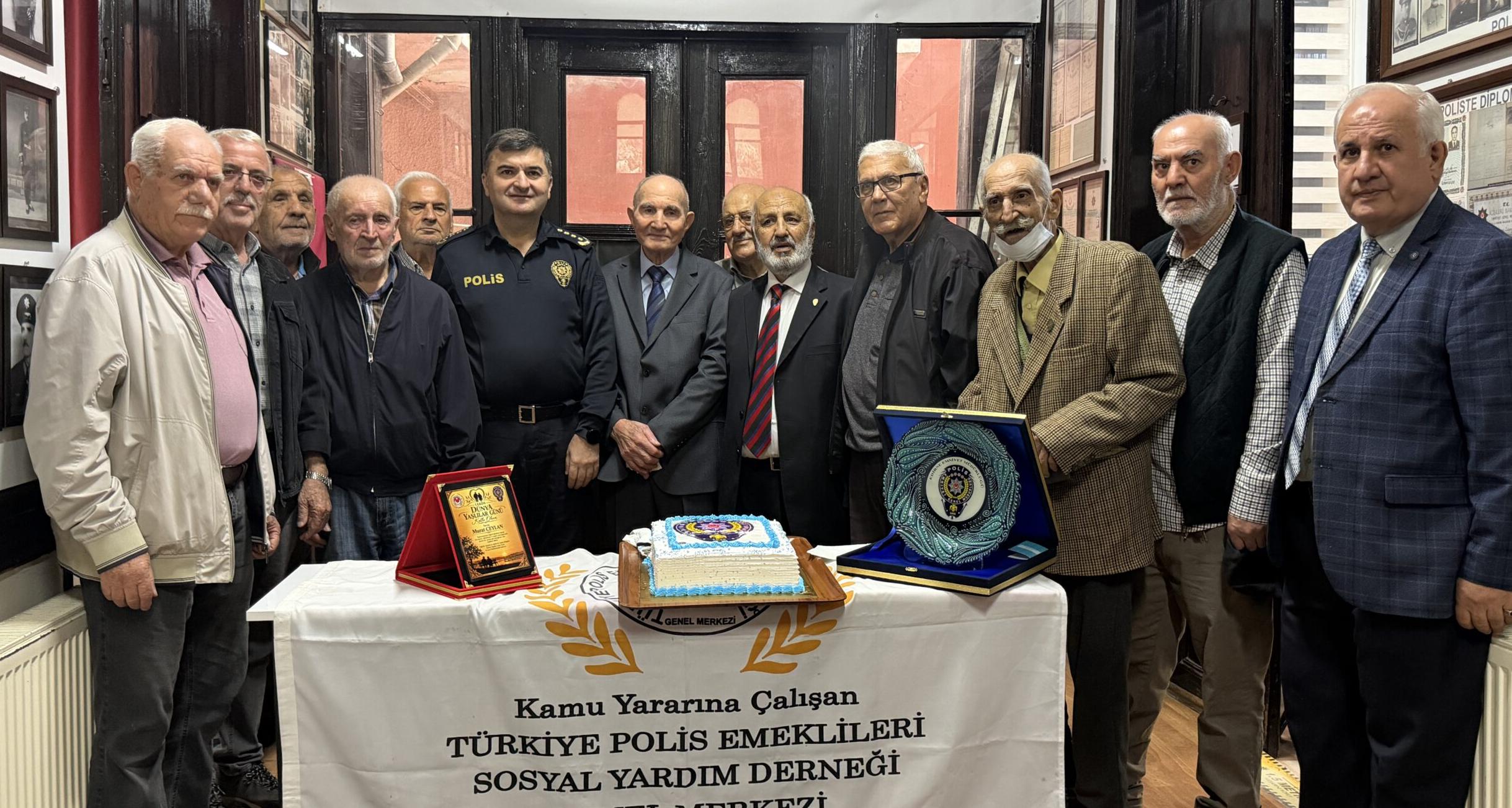 93 yaşındaki emekli başkomisere plaket