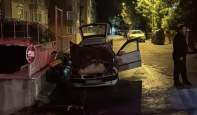 Park halindeki otomobil alev alev yandı