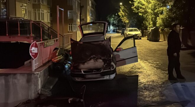 Park halindeki otomobil alev alev yandı