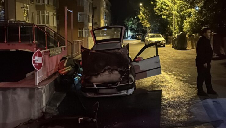 Park halindeki otomobil alev alev yandı