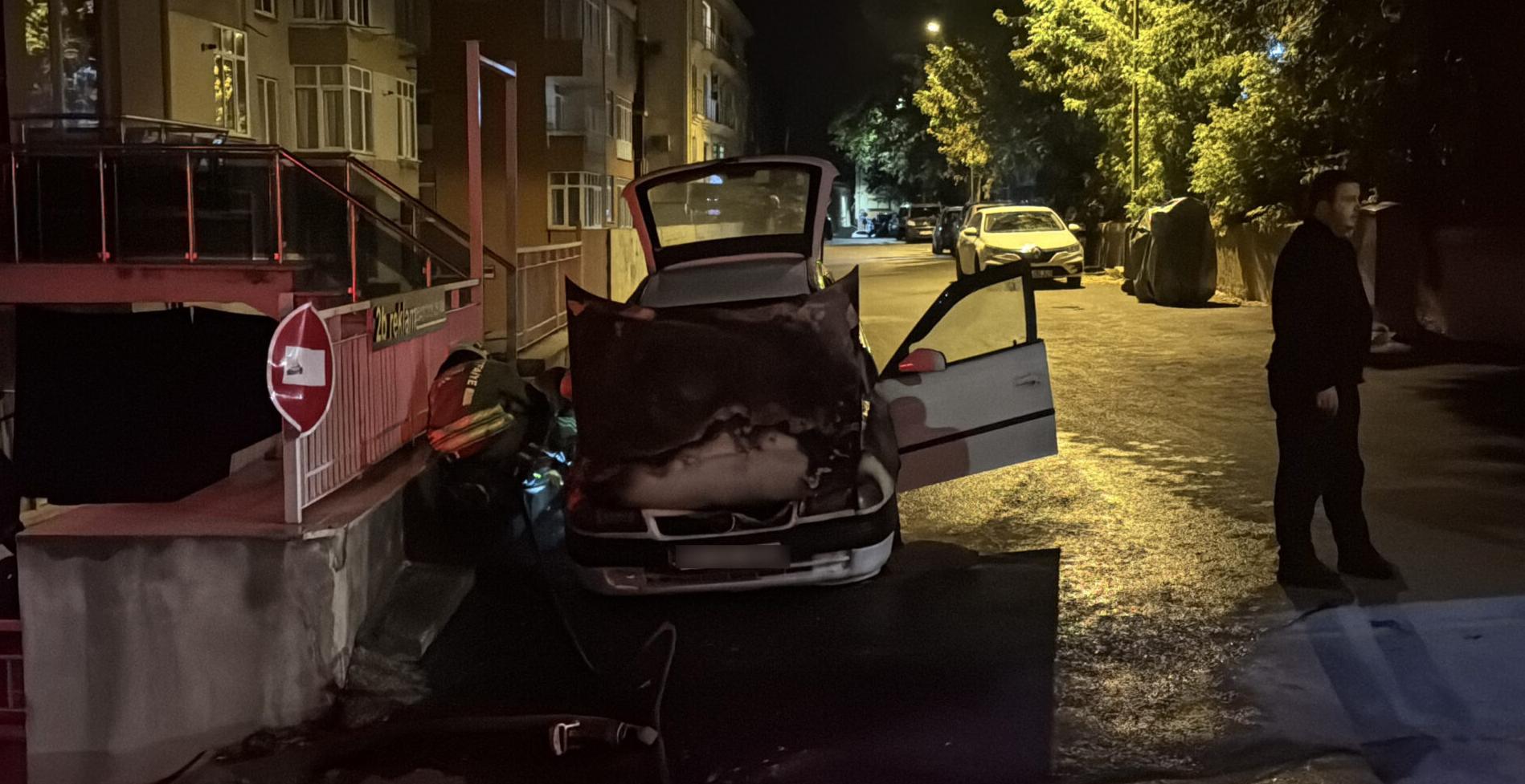 Park halindeki otomobil alev alev yandı