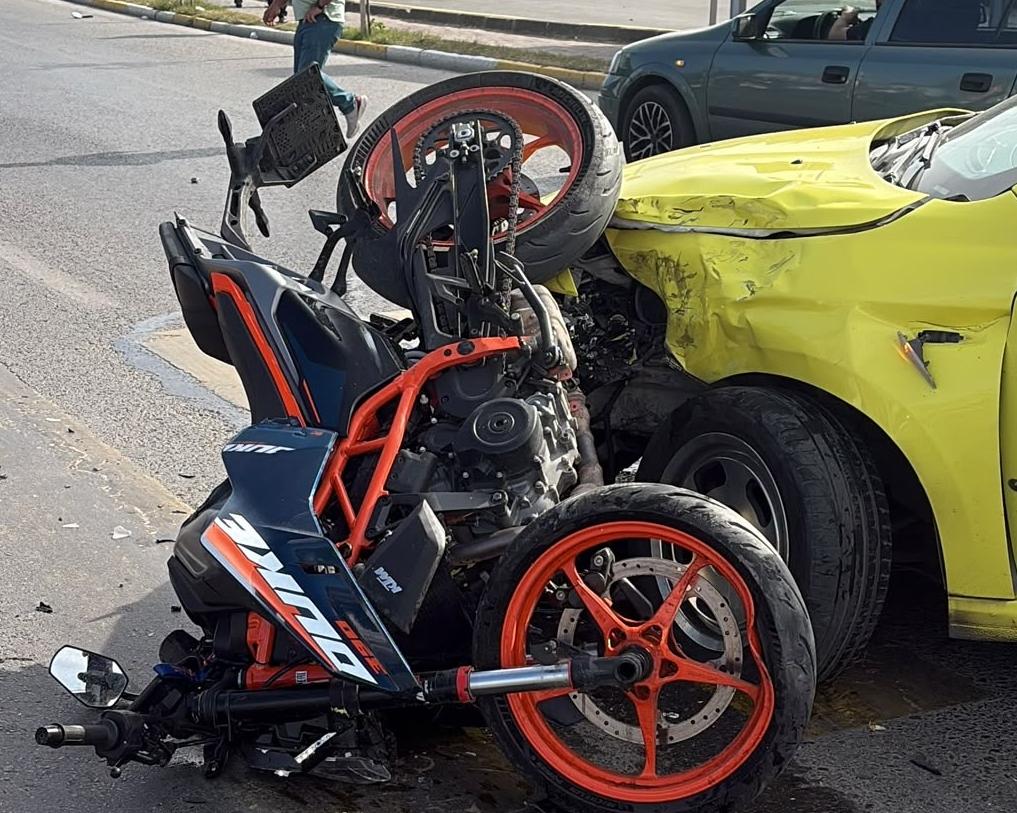 Taksi ile motosiklet çarpıştı