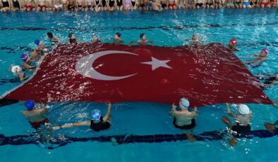 Cumhuriyet coşkusu havuza taştı