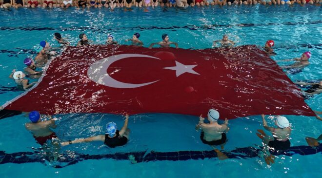 Cumhuriyet coşkusu havuza taştı
