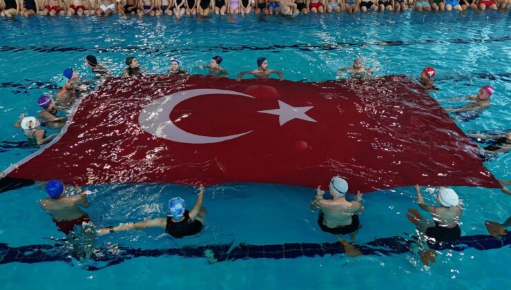 Cumhuriyet coşkusu havuza taştı
