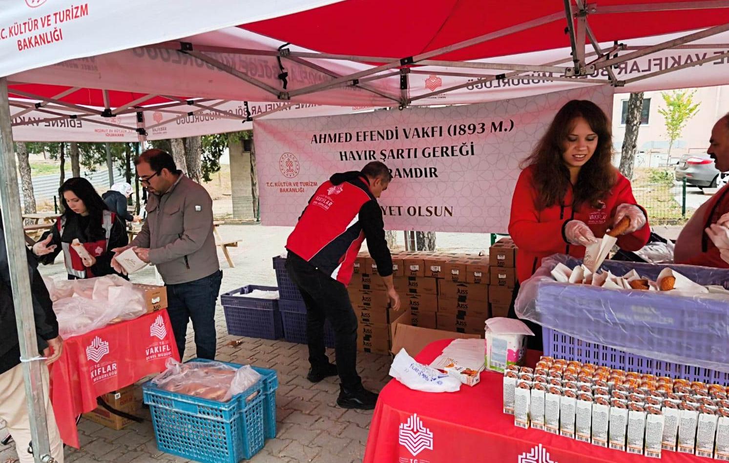 Vakıflardan simit ikramı