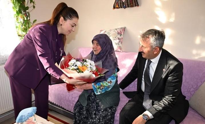 Vali Sezer, yaşlıları evlerinde ziyaret etti
